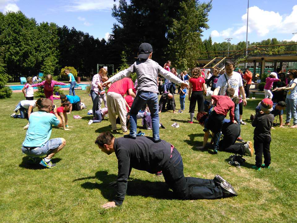 Corsi di circo per famiglie, bambini e genitori si allenano insieme