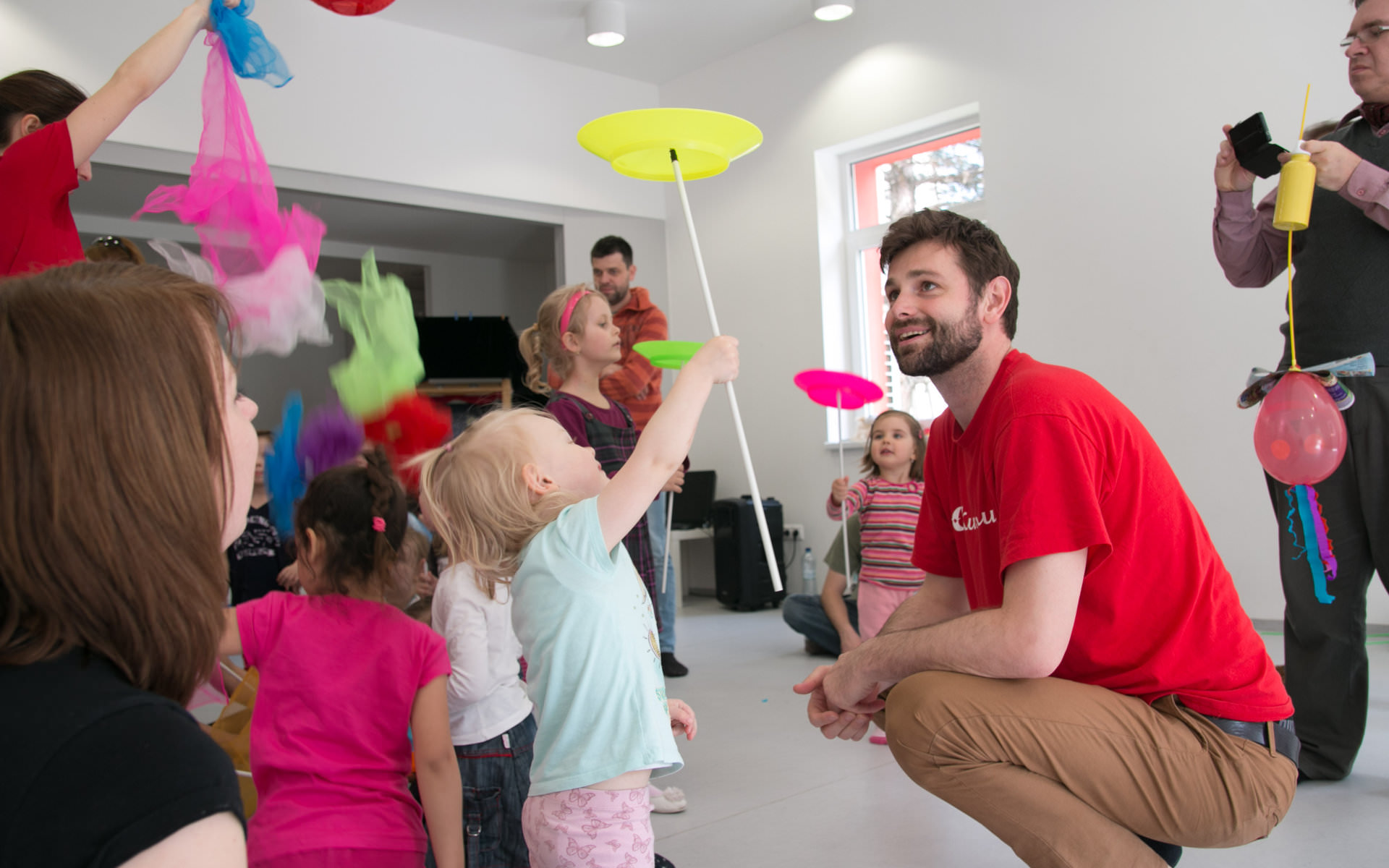 Corsi di circo per famiglie, bambini e genitori si allenano insieme
